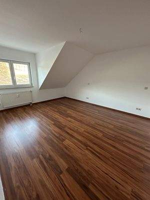 Leerer Raum mit Holzfußboden