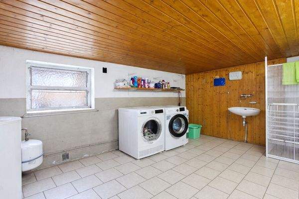 Allzweckraum mit Zugang zur Sauna