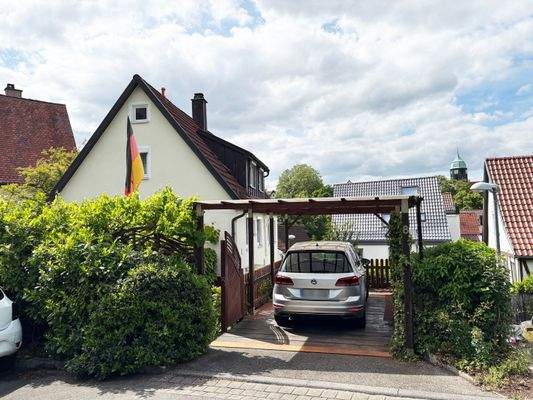 Hausansicht mit Carport