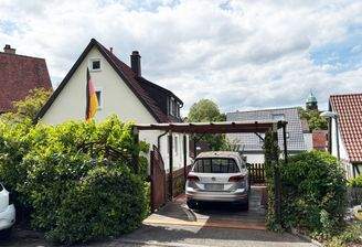 Hausansicht mit Carport