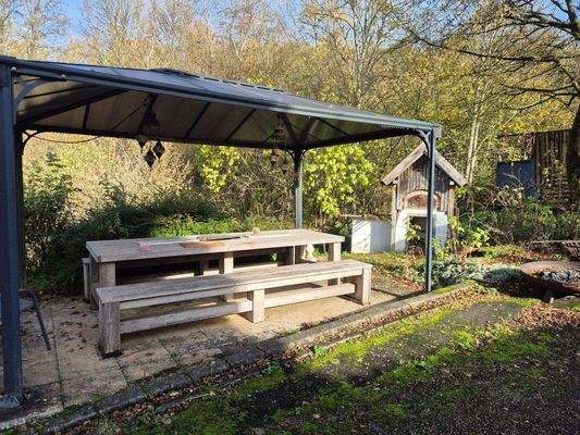 Großer, überdachter Freisitz mit Pizzaofen.jpg