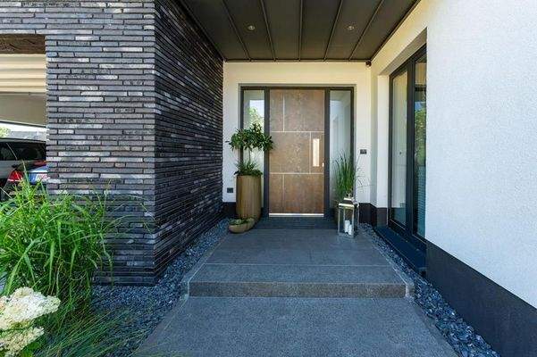 Sicherheitshaustür zu der Marke Rodenberg mit VSG-Glas Elementen