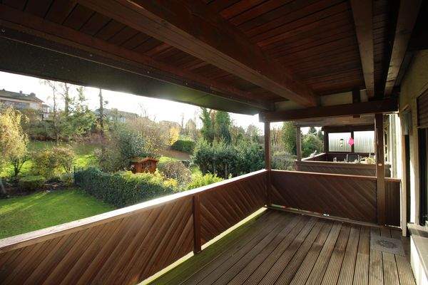 BALKON, BLICK AUF AUSSENANLAGEN