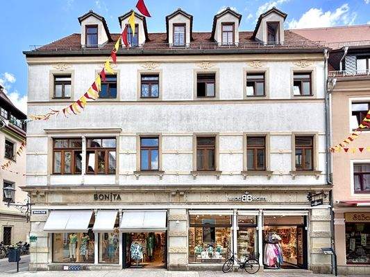 Fassadenansicht mit Ladenzugängen