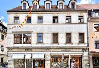 Fassadenansicht mit Ladenzugängen