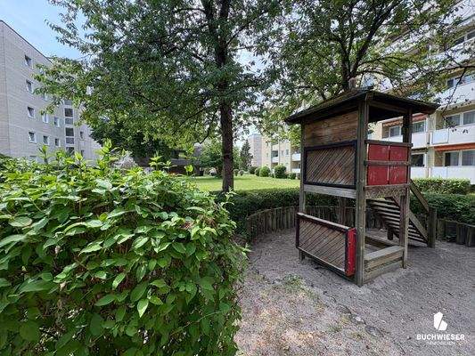 Spielplatz mit Holzhäuschen