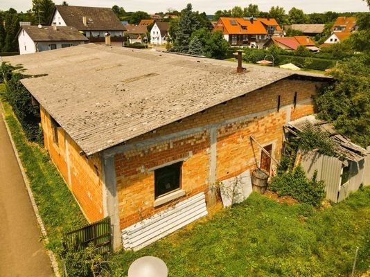 große Lagerhalle mit Kegelbahn