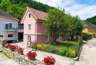 Frontansicht Haus und Einfahrt