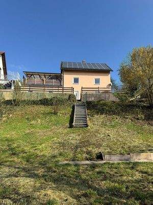 Blick auf Haus mit Solaranlage