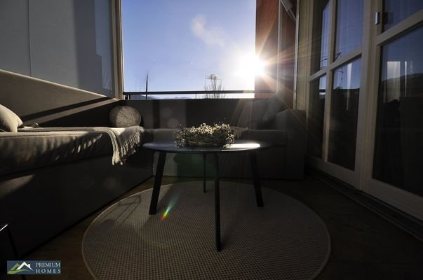 Schwaz - großzügiger, eleganter Wohnraum - Zugang auf den Balkon - von der Küche