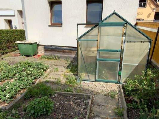 Vorgarten mit Gewächshaus