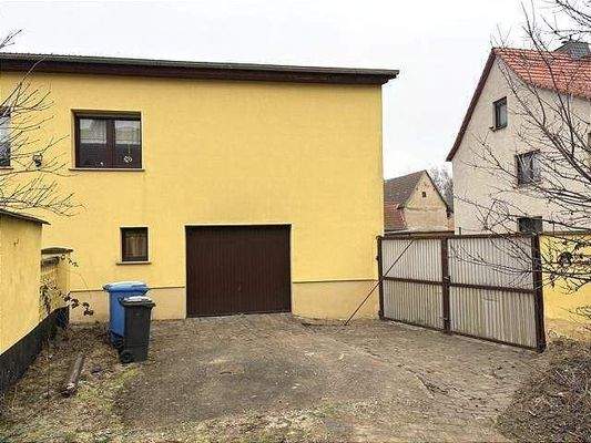 Hof und Garage