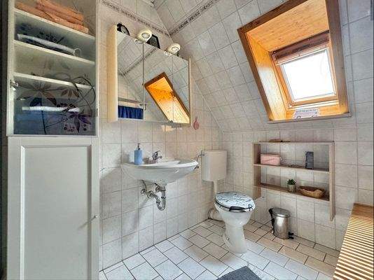 Tageslichtbad mit Dusche (DG)