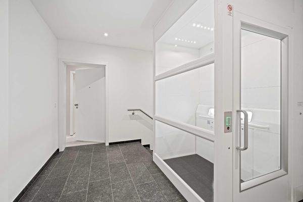 Hausflur mit Lift - Eingangsbereich zur Wohnung