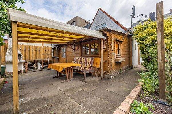 Überdachte Terrasse mit Geräteraum