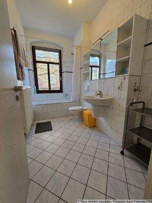 Bad mit Wanne und Fenster