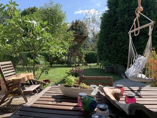 Terrasse mit Blick in den Garten