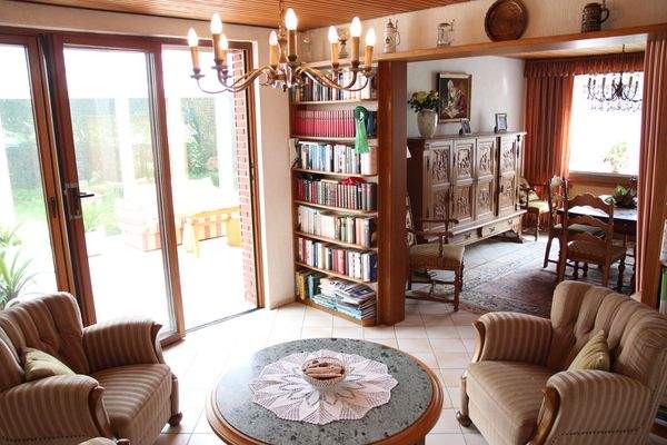 Blick vom Sofa zum Essplatz und in den Wintergarten