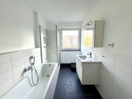 Tageslichtbad mit Wanne und Dusche