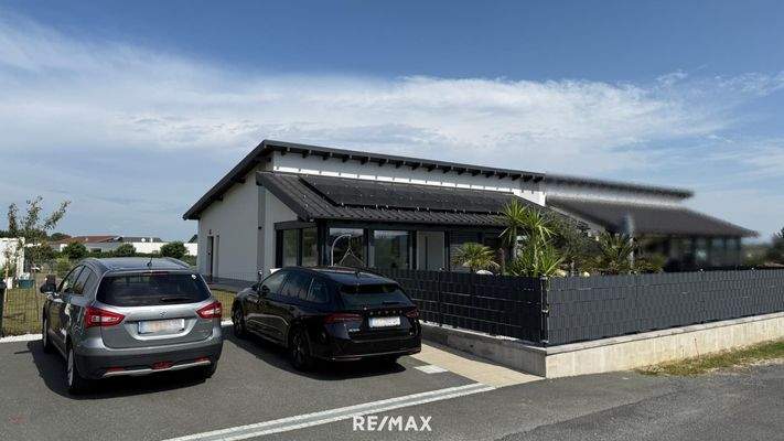 Zufahrt mit Carportplatz