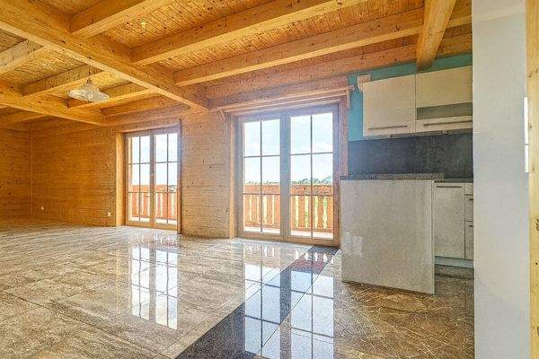 Küche und Eßbereich ohne Möbel.jpg