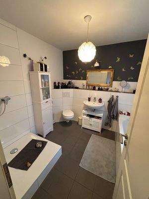 Bad mit Badewanne und Dusche