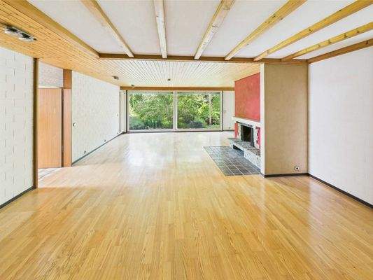 Wohnzimmer mit offenem Kamin 