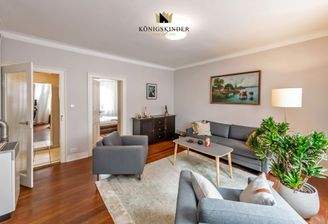 Wohnraum mit Blick in den Flur und Schlafzimmer