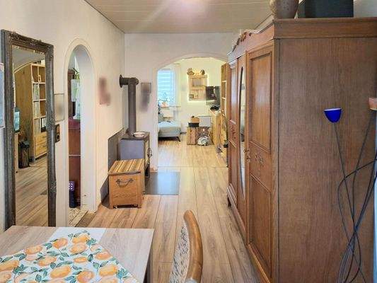 verbundenes Wohn- und Esszimmer mit Kamin im EG