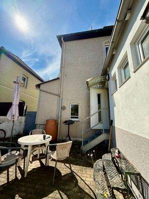 Rückansicht mir oberer Terrasse