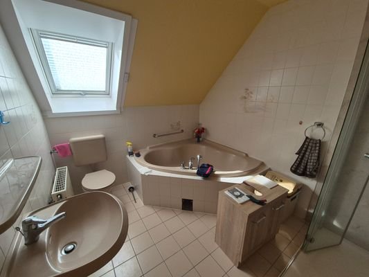 Badezimmer OG mit Dusche und Badewanne