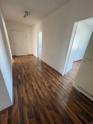 Heller Flur mit Holzboden