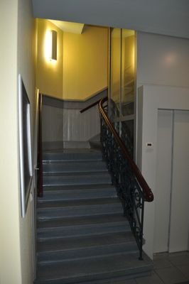 Treppenhaus-Fahrstuhl