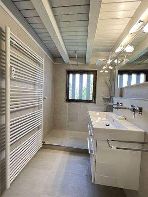 neues Bad mit großer Dusche