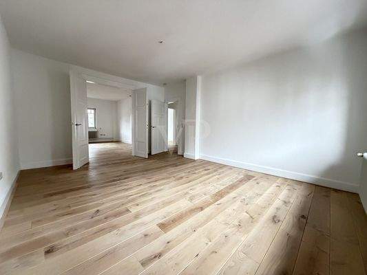 Wohnraum (1) mit Flügeltüren