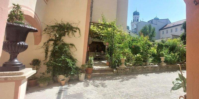 Blick auf Dom und Garten