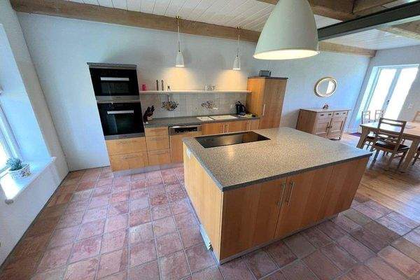 Küche mit Mittelblock offen zum Wohnraum (re. DHH)