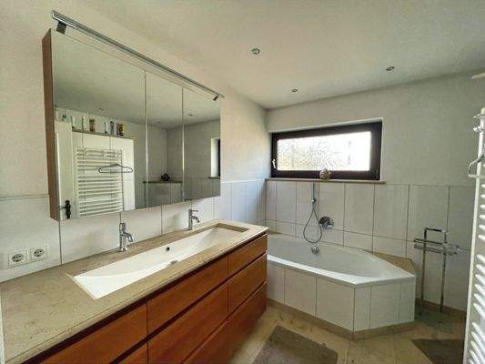 Badezimmer im EG mit Wanne und Dusche