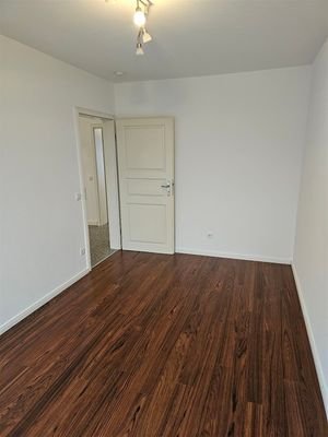 1. Schlafzimmer (Blick Richtung Tür)