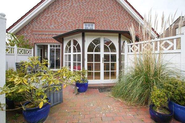 Wintergarten und Terrasse auf der Südseite des Hauses