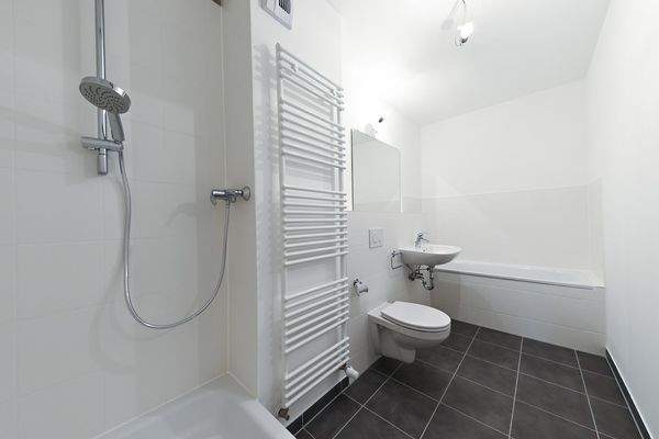 Bad mit Dusche und Wanne (Beispiel)