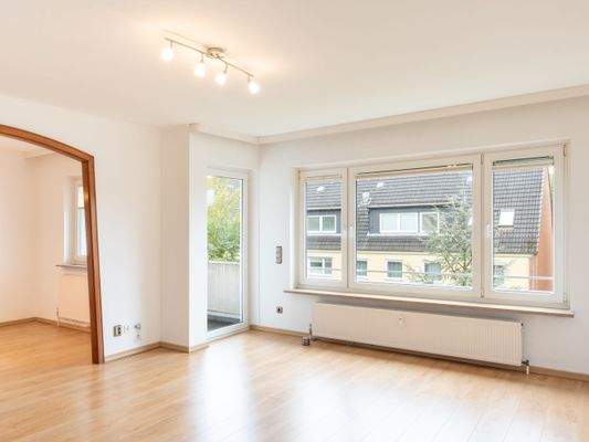 Wohnzimmer mit Balkon 