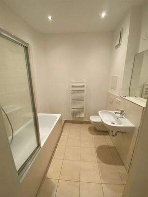 tolles Bad mit Wanne incl. Duschabtrennung und WM-