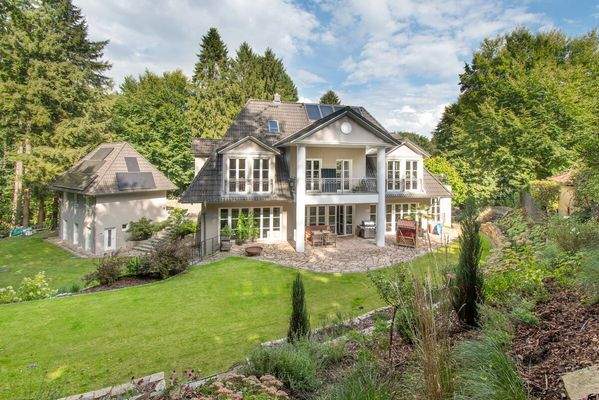 Professionell angelegte Gartenlandschaft und Terra