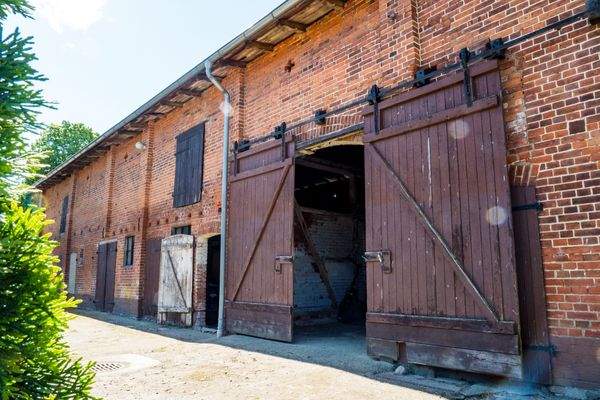 Wirtschaftsgebäude Schiebetor 8118.jpg