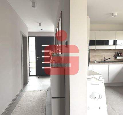 Blick in Flur und Küche