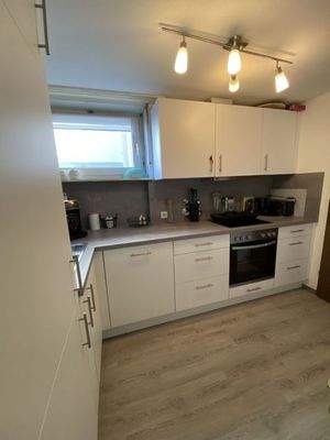 ... mit schicker Einbauküche ...