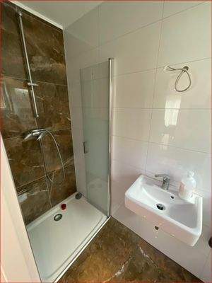 Gäste-Bad mit Dusche im Erdgeschoss