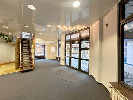 Ansicht auf den hellen Eingangsbereich