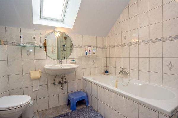 Badezimmer mit Badewanne ...